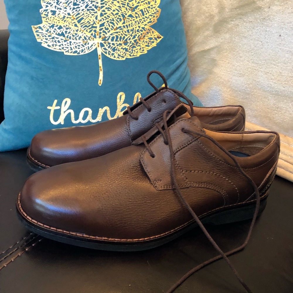 Size 8 lace up brown Rockports, new without box
